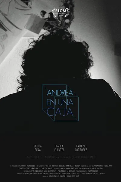 Andrea en una caja